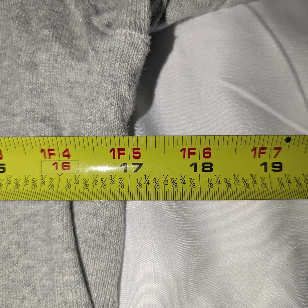 J Crew Men's‎ Small Gray Long Sleeve Sweater With Pockets.